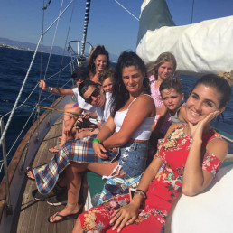 Paseo en familia en barco velero en Benalmádena