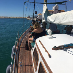 Paseo en barco velero en Puerto Marina