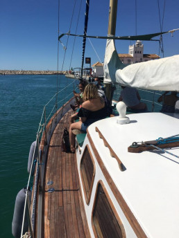 Paseo en barco velero en Puerto Marina