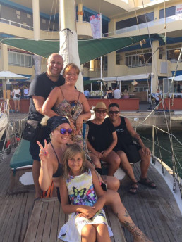 Paseo en velero con la familia