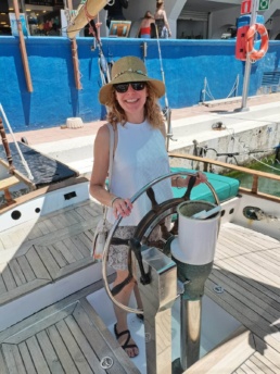 Foto en el timón del Barco Velero Ocean Cruiser
